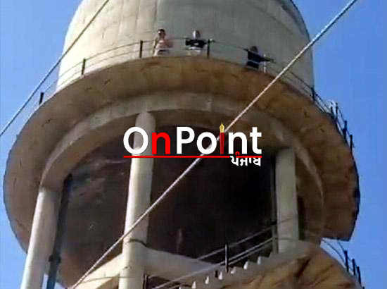 ਪਿੰਡ ਮੱਤਾ ਦੇ ਹਸਪਤਾਲ ਅਤੇ ਸਕੂਲ ਦੀ ਹਾਲਤ ਸੁਧਾਰਨ ਦੀ ਮੰਗ ਨੂੰ ਲੈ ਕੇ ਮਜ਼ਦੂਰ ਆਗੂ ਬੱਚਿਆਂ ਸਮੇਤ ਪਾਣੀ ਦੀ ਟੈਂਕੀ ‘ਤੇ ਚੜ੍ਹੇ