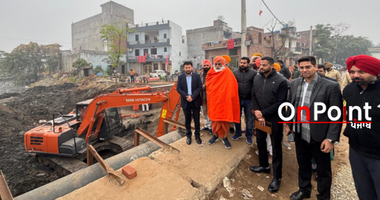 ਸਥਾਨਕ ਸਰਕਾਰਾਂ ਮੰਤਰੀ ਡਾ. ਰਵਜੋਤ ਸਿੰਘ ਨੇ ਰਾਜ ਸਭਾ ਮੈਂਬਰ ਸੰਤ ਸੀਚੇਵਾਲ ਨਾਲ ਗਊਸ਼ਾਲਾ ਆਈ.ਪੀ.ਐਸ ਸਾਈਟ ਨੇੜੇ ਅਸਥਾਈ ਪੰਪਿੰਗ ਸਟੇਸ਼ਨ ਸਥਾਪਤ ਕਰਨ ਲਈ ਚੱਲ ਰਹੇ ਕੰਮਾਂ ਦਾ ਕੀਤਾ ਨਿਰੀਖਣ