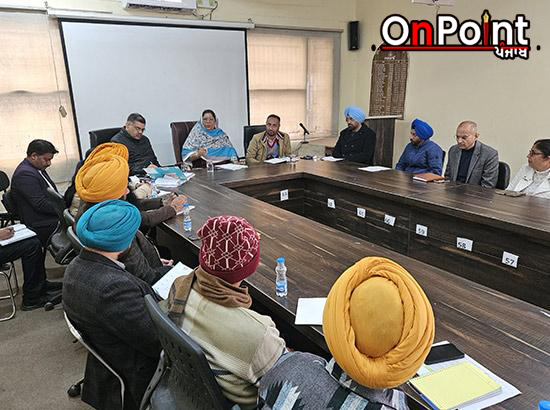 ਬੀਬੀ ਮਾਣੂੰਕੇ ਨੇ ਲਾ-ਪ੍ਰਵਾਹ ਅਫ਼ਸਰਾਂ ਦੀ ਲਾਈ ਕਲਾਸ: ਹਲਕੇ ਦੇ ਵਿਕਾਸ ਕਾਰਜਾਂ ਸਬੰਧੀ ਮੀਟਿੰਗ ਦੌਰਾਨ ਗੈਰ-ਹਾਜ਼ਰ ਅਫ਼ਸਰਾਂ ਨੂੰ ਕੱਢੇ ਨੋਟਿਸ