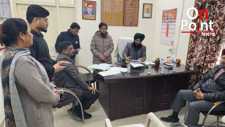 ਐਸ.ਡੀ.ਐਮ ਅਮਨਪਾਲ ਸਿੰਘ ਵਲੋਂ ਗੋਰਾਇਆਂ ਦੇਸਬ ਰਜਿਸਟਰਾਰ ਦਫਤਰ ਦੀ ਅਚਨਚੇਤ ਚੈਕਿੰਗ