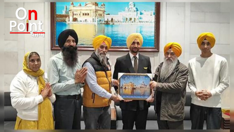 ਦਰਬਾਰ ਸਾਹਿਬ ਦੇ ਸੂਚਨਾ ਕੇਂਦਰ ਵਿਖੇ ਐਸਜੀਪੀਸੀ ਅਧਿਕਾਰੀ ਵੱਲੋਂ ਕੀਤਾ ਗਿਆ ਸਿੱਖ ਪਾਇਲਟ ਨੌਜਵਾਨ ਨੂੰ ਸਨਮਾਨ