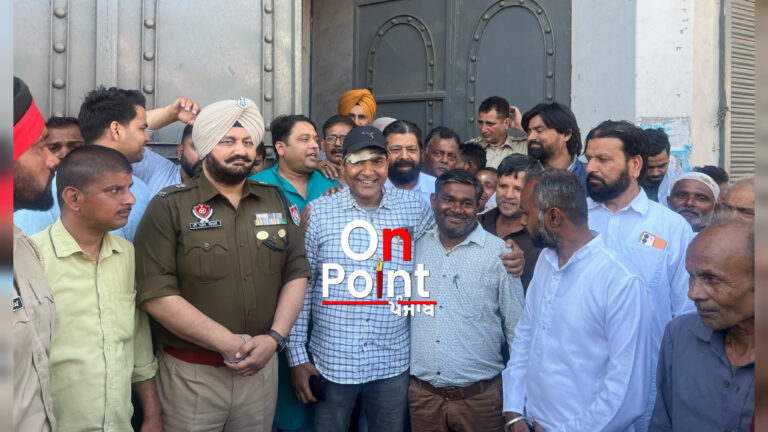 ਮੁੱਖ ਮੰਤਰੀ ਭਗਵੰਤ ਸਿੰਘ ਮਾਨ ਵੱਲੋਂ ਸਮਾਜ ਅਮਨ-ਸ਼ਾਂਤੀ ਅਤੇ ਆਪਸੀ ਭਾਈਚਾਰਕ ਸਾਂਝ ਨੂੰ ਬਰਕਰਾਰ ਰੱਖਣ ਦੀ ਵਚਨਬੱਧਤਾ ਦੇ ਮੱਦੇਨਜ਼ਰ ਅੱਜ ਬਿਹਾਰੀ ਬਸਤੀ ਵਿੱਚ ਪ੍ਰਵਾਸੀ ਅਤੇ ਮੁਸਲਿਮ ਭਾਈਚਾਰੇ ਦੇ ਆਗੂਆਂ ਨਾਲ ਜ਼ਿਲ੍ਹਾ ਸ਼ਾਂਤੀ ਕਮੇਟੀ ਜਿਸ ਵਿੱਚ ਪੁਲਿਸ ਅਤੇ ਸਿਵਲ ਦੇ ਅਧਿਕਾਰੀ ਸ਼ਾਮਲ ਸਨ, ਵੱਲੋਂ ਮੀਟਿੰਗ ਕੀਤੀ ਗਈ।