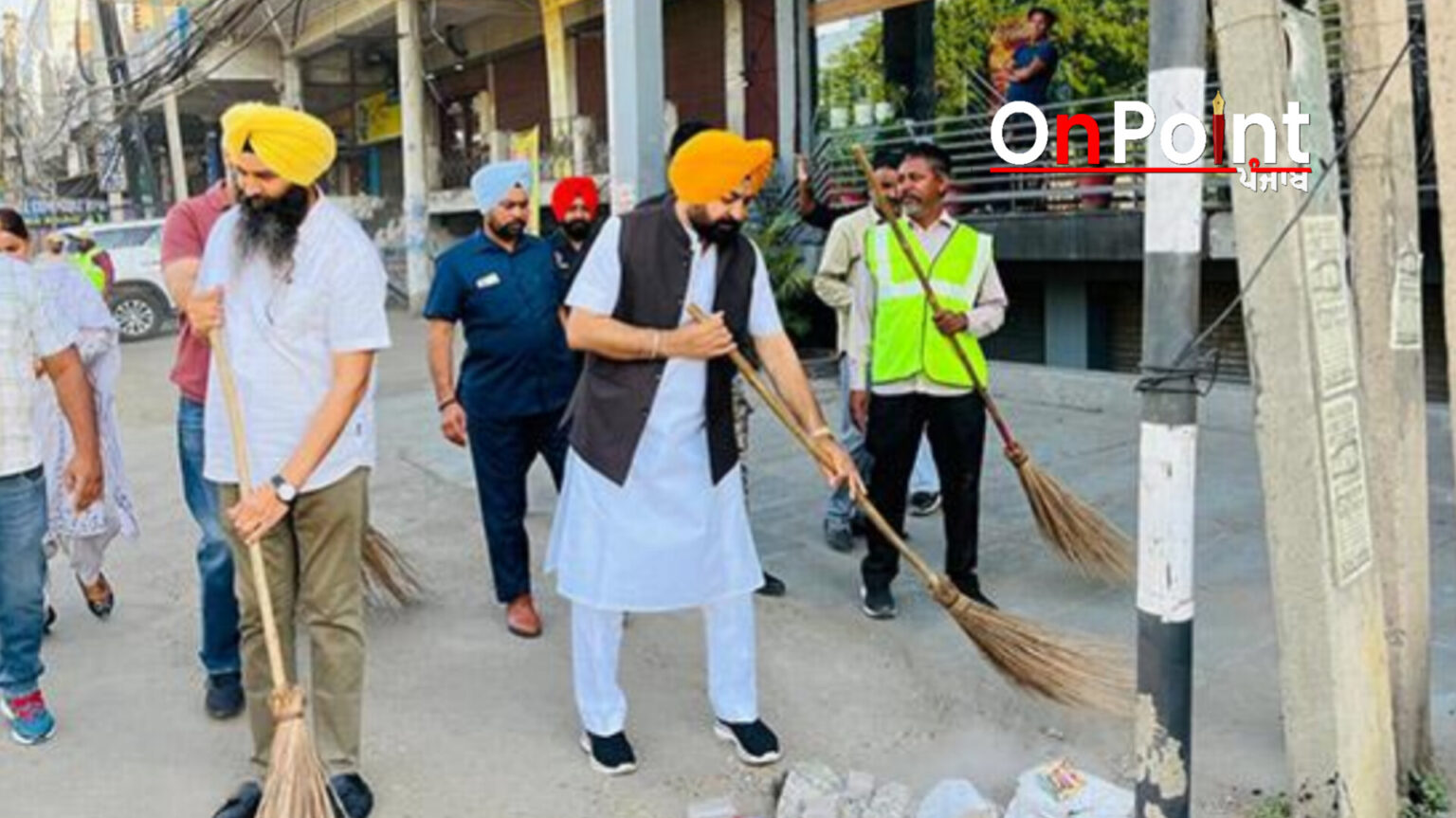ਮੁੰਡੀਆਂ ਨੇ ਸਫ਼ਾਈ ਕਰਮਚਾਰੀਆਂ ਨੂੰ ਵੰਡੀ ਚਾਹ ਅਤੇ ਮਠਿਆਈ, ਸ਼ਹਿਰ ਨੂੰ ਸਾਫ਼ ਰੱਖਣ ਲਈ ਉਨ੍ਹਾਂ ਦੇ ਯਤਨਾਂ ਦੀ ਕੀਤੀ ਸ਼ਲਾਘਾ