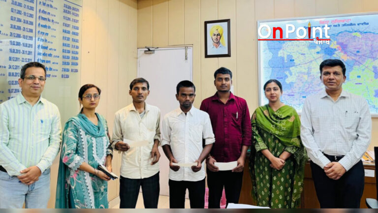 ਮਾਰਚ ਮਹੀਨੇ ਵਿੱਚ ਰੰਗਾਈ ਫੈਕਟਰੀ ਢਹਿਣ ਨਾਲ ਮਰਨ ਵਾਲੇ ਚਾਰ ਮਜ਼ਦੂਰਾਂ ਦੇ ਪਰਿਵਾਰਾਂ ਨੂੰ ਪ੍ਰਸ਼ਾਸਨ ਨੇ 1-1 ਲੱਖ ਰੁਪਏ ਦੀ ਐਕਸ-ਗ੍ਰੇਸ਼ੀਆ ਰਾਸ਼ੀ ਵੰਡੀ