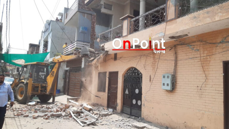 ‘ਯੁੱਧ ਨਸ਼ਿਆਂ ਵਿਰੁੱਧ’ ; ਗੜ੍ਹਾ ’ਚ ਨਸ਼ੀਲੇ ਪਦਾਰਥ ਵੇਚਣ ਵਾਲਿਆਂ ਦੀ ਗੈਰ-ਕਾਨੂੰਨੀ ਉਸਾਰੀ ਨੂੰ ਢਾਹਿਆ