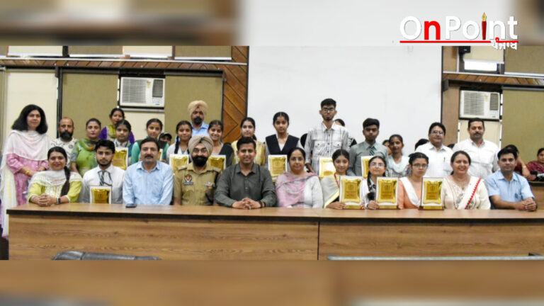 ਆਪਣੇ ਟੀਚੇ ਨੂੰ ਦ੍ਰਿੜਤਾ ਨਾਲ ਹਾਸਲ ਕਰਨ ਦੀ ਪ੍ਰੇਰਨਾ ਲੈ ਕੇ ਮੁੜੀਆਂ ਜ਼ਿਲ੍ਹੇ ਦੀਆਂ ਟੌਪਰ ਵਿਦਿਆਰਥਣਾਂ