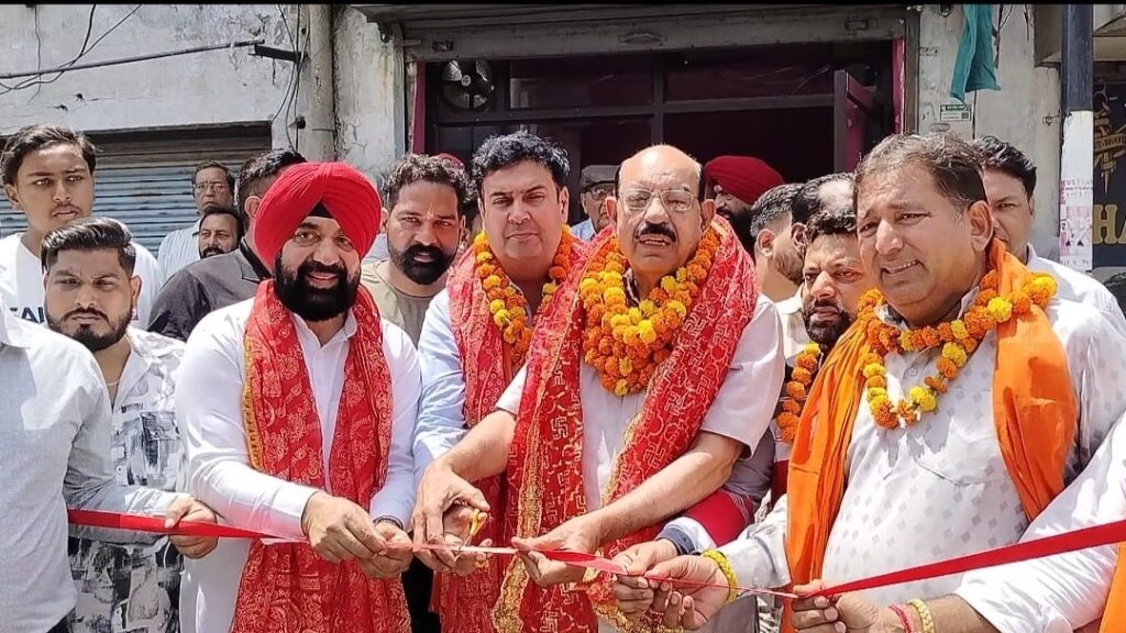 ਮੋਹਿੰਦਰ ਭਗਤ ਵਲੋਂ ਬਸਤੀ ਸ਼ੇਖ਼ ਭਗਵਾਨ ਵਾਲਮੀਕੀ ਮੰਦਿਰ ਤੋਂ ਅਸ਼ੋਕ ਨਗਰ ਤੱਕ 45 ਲੱਖ ਰੁਪਏ ਦੀ ਲਾਗਤ ਨਾਲ ਨਵੀਂ ਬਣੀ ਸੜਕ ਦਾ ਉਦਘਾਟਨ