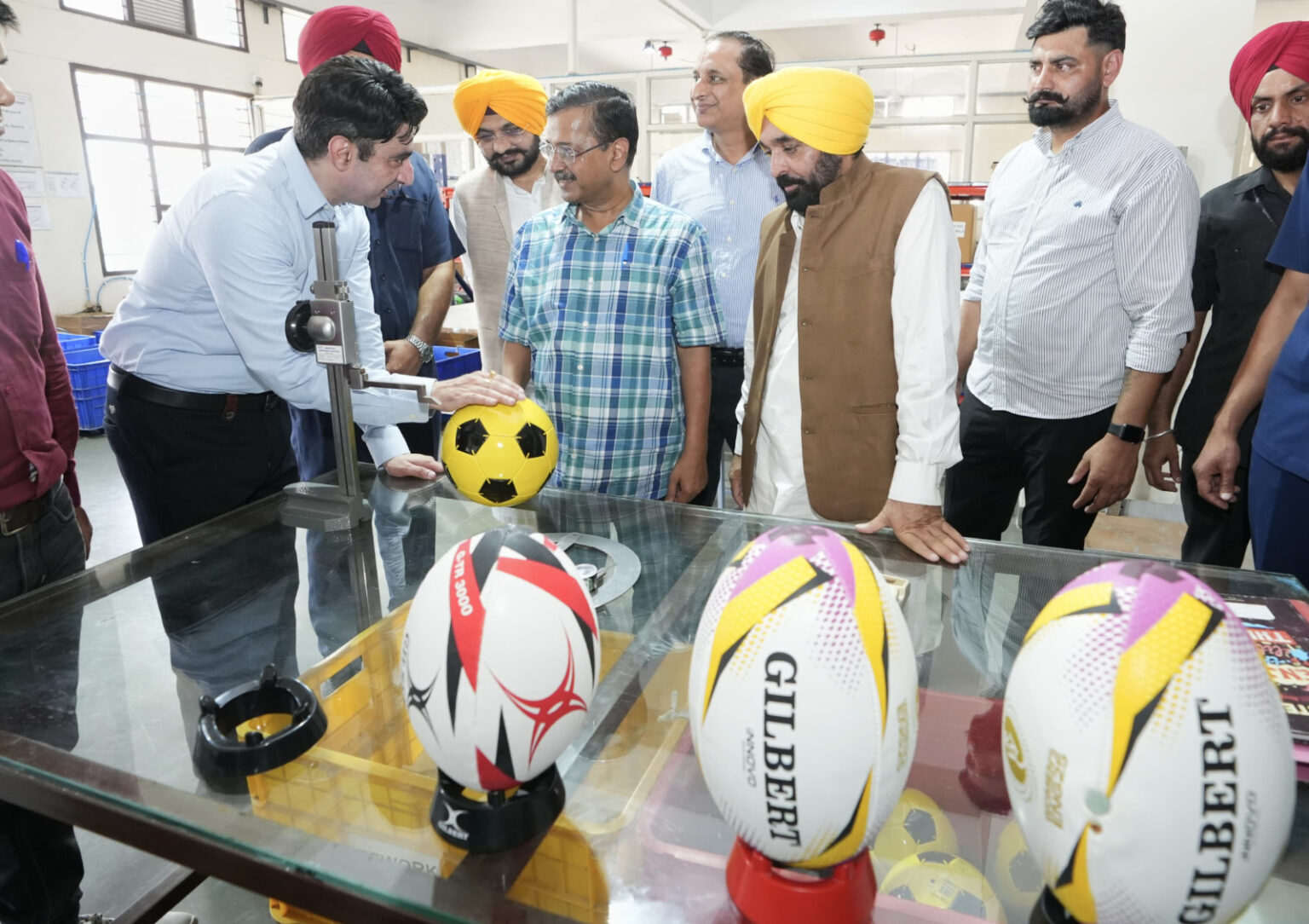 Arvind Kejriwal ਅਤੇ ਮੁੱਖ ਮੰਤਰੀ Bhagwant Mann ਨੇ ਆਲਮੀ ਮੈਚਾਂ ਲਈ 25,000 ਰਗਬੀ ਗੇਂਦਾਂ ਦੀ ਖੇਪ ਨੂੰ ਦਿਖਾਈ ਹਰੀ ਝੰਡੀ