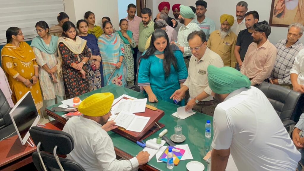 ਕੈਬਨਿਟ ਮੰਤਰੀ ਹਰਭਜਨ ਸਿੰਘ ਈ.ਟੀ.ਓ ਨੇ ਲੋਕ ਨਿਰਮਾਣ ਵਿਭਾਗ ਲੁਧਿਆਣਾ ਡਿਵੀਜ਼ਨ ਦੇ ਦਫ਼ਤਰ ਵਿੱਚ ਅਚਨਚੇਤ ਨਿਰੀਖਣ ਕੀਤਾ
