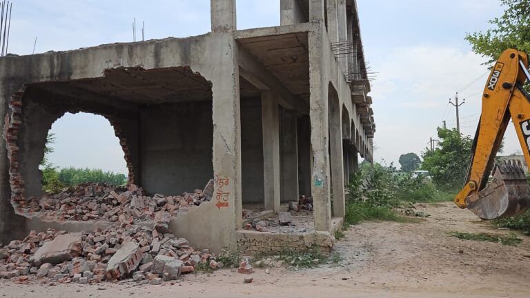 ਗਲਾਡਾ ਨੇ ਚਾਰ ਅਣਅਧਿਕਾਰਤ ਕਲੋਨੀਆਂ ਅਤੇ ਇੱਕ ਗੈਰ-ਕਾਨੂੰਨੀ ਇਮਾਰਤ ਨੂੰ ਢਾਹਿਆ