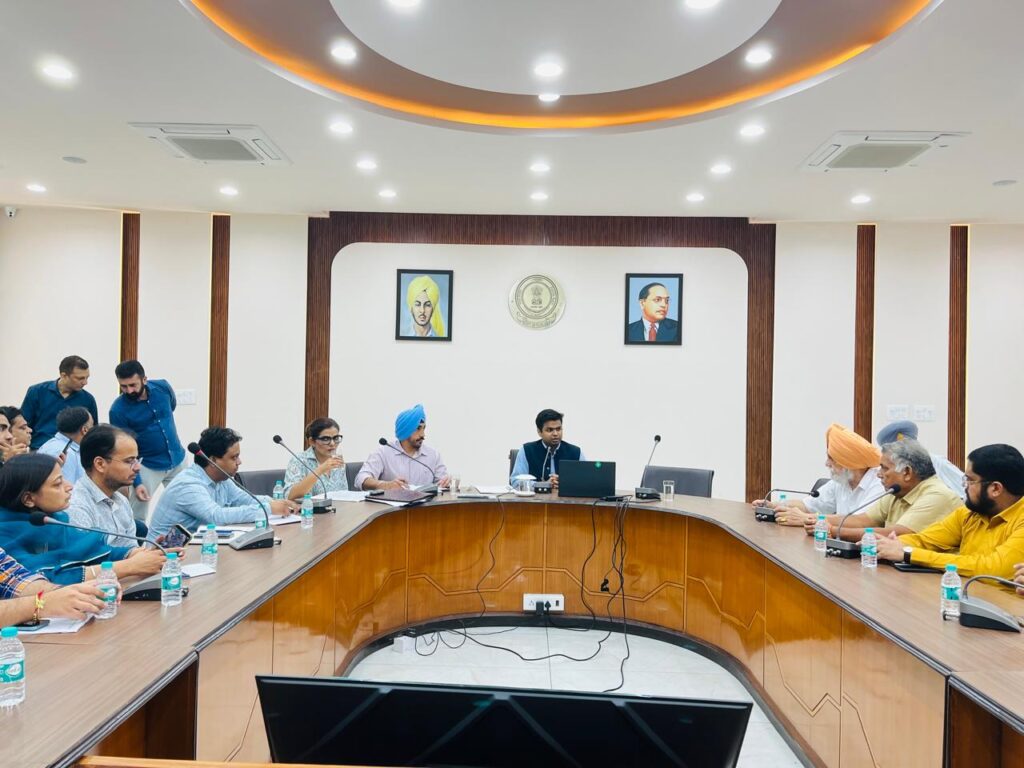 ਹਿਮਾਂਸ਼ੂ ਜੈਨ ਨੇ ਆਉਣ ਵਾਲੀ ਝੋਨੇ ਦੀ ਖਰੀਦ ਨੂੰ ਸੁਚਾਰੂ ਅਤੇ ਮੁਸ਼ਕਲ ਰਹਿਤ ਬਣਾਉਣ ਲਈ ਵਚਨਬੱਧਤਾ ਦੁਹਰਾਈ