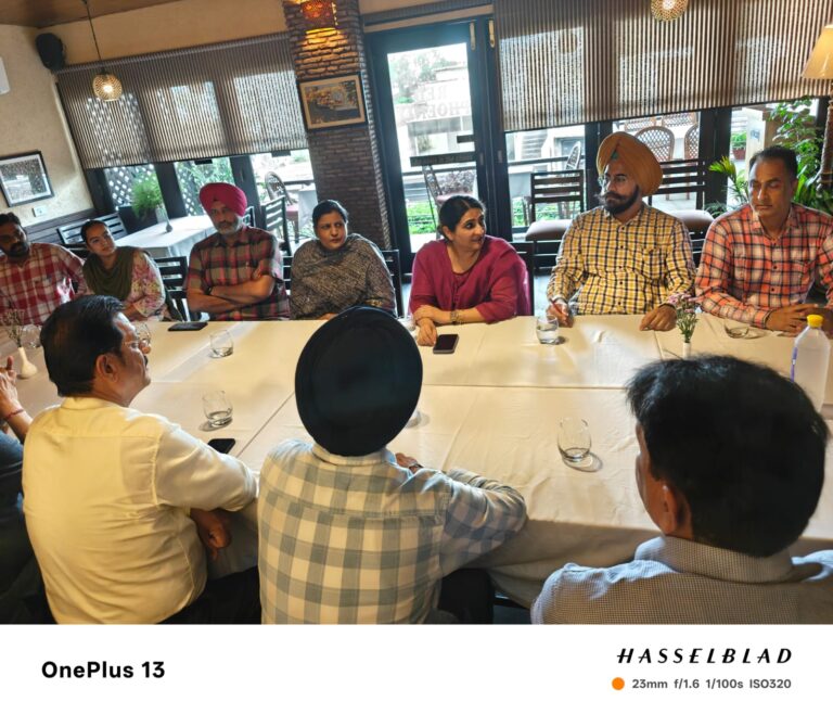 ਜੀ.ਐਸ.ਟੀ ਪਾਲਣਾ ਅਤੇ ਮਾਲੀਆ ਵਧਾਉਣ ਲਈ ਆਬਕਾਰੀ ਅਤੇ ਕਰ ਵਿਭਾਗ ਦੇ ਅਧਿਕਾਰੀਆਂ ਨੇ ਵਪਾਰੀਆਂ/ਦੁਕਾਨਦਾਰਾਂ ਦੀਆਂ ਐਸੋਸੀਏਸ਼ਨਾਂ ਨਾਲ ਕੀਤੀ ਮੀਟਿੰਗ