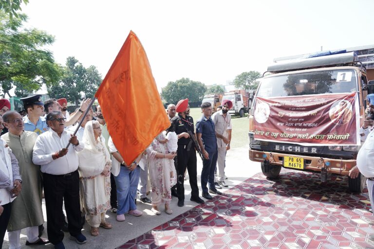 ਪੰਜਾਬ ਦੇ ਰਾਜਪਾਲ ਵਲੋਂ ਹੜ੍ਹ ਪੀੜਤਾਂ ਲਈ ਰਾਹਤ ਸਮੱਗਰੀ ਦੇ ਸੱਤ ਟਰੱਕਾਂ ਨੂੰ ਹਰੀ ਝੰਡੀ ਵਿਖਾ ਕੇ ਕੀਤਾ ਗਿਆ ਰਵਾਨਾ