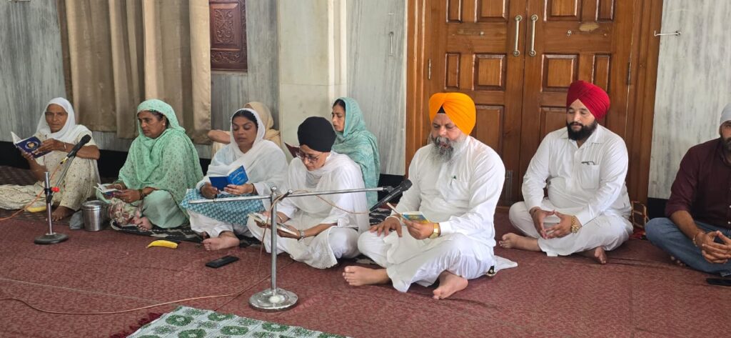 ਹੜ੍ਹਾਂ ਦੀ ਮਾਰ ਤੋਂ ਬਚਾਅ ਲਈ ਆਪ ਵਿਧਾਇਕ ਗਿਆਸਪੁਰਾ ਨੇ ਆਪਣੀ ਪਤਨੀ ਤੇ ਸੰਗਤਾਂ ਸਮੇਤ ਕੀਤਾ ਸੁਖਮਨੀ ਸਾਹਿਬ ਦਾ ਪਾਠ