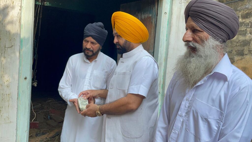 ਮੰਤਰੀ ਮੁੰਡੀਆਂ ਨੇ ਪਿੰਡ ਸਾਹਿਬਾਨਾ ਵਿੱਚ ਹੜ੍ਹ ਨਾਲ ਨੁਕਸਾਨੇ ਗਏ ਘਰ ਦੀ ਮੁਰੰਮਤ ਲਈ 50,000 ਰੁਪਏ ਦੀ ਨਕਦ ਸਹਾਇਤਾ ਪ੍ਰਦਾਨ ਕੀਤੀ
