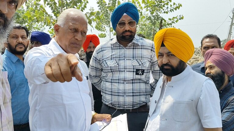 ਕੈਬਨਿਟ ਮੰਤਰੀਆਂ ਮੁੰਡੀਆਂ ਅਤੇ ਗੋਇਲ ਨੇ ਸਸਰਾਲੀ ਕਲੋਨੀ ਵਿੱਚ ਸਤਲੁਜ ਦਰਿਆ ਦੇ ਵਹਾਅ ਨੂੰ ਬਹਾਲ ਕਰਨ ਲਈ ਵਾਧੂ ਮਸ਼ੀਨਰੀ ਦਾ ਆਦੇਸ਼ ਦਿੱਤਾ