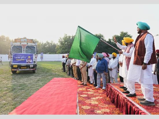 ਮੁੱਖ ਮੰਤਰੀ ਨੇ ਕਿਸਾਨਾਂ ਲਈ ਕਣਕ ਦੇ ਮੁਫ਼ਤ ਬੀਜ ਦੇ 7 ਟਰੱਕਾਂ ਨੂੰ ਹਰੀ ਝੰਡੀ ਦਿਖਾ ਕੇ ਕੀਤਾ ਰਵਾਨਾ