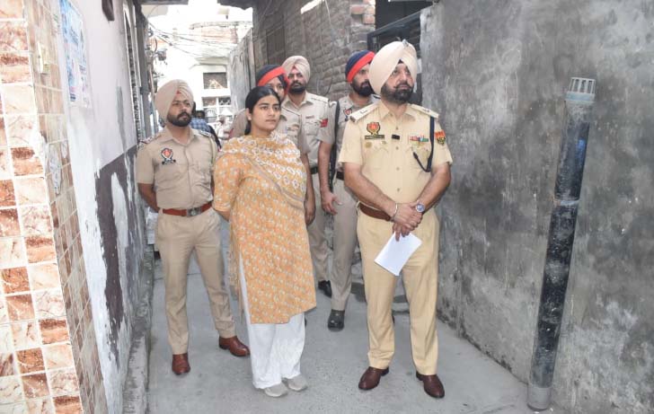 ਸਿਵਲ ਤੇ ਪੁਲਿਸ ਅਧਿਕਾਰੀਆਂ ਵੱਲੋਂ ਬਦਨਾਮ ਨਸ਼ਾ ਤਸਕਰਾਂ ਖ਼ਿਲਾਫ਼ ਸਖ਼ਤ ਕਾਰਵਾਈ