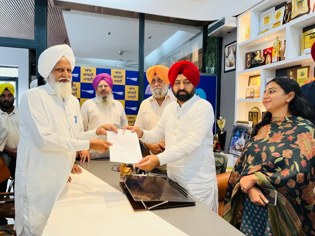 ਕੈਬਨਿਟ ਮੰਤਰੀ ਹਰਦੀਪ ਸਿੰਘ ਮੁੰਡੀਆਂ ਨੇ 121 ਕਿਸਾਨਾਂ ਨੂੰ 38.15 ਲੱਖ ਰੁਪਏ ਦੀ ਹੜ੍ਹ ਰਾਹਤ ਰਾਸ਼ੀ ਵੰਡੀ