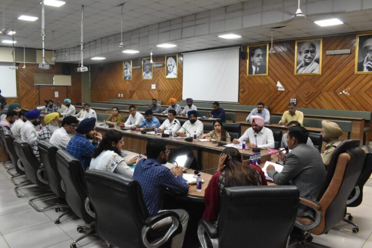 ਡਿਪਟੀ ਕਮਿਸ਼ਨਰ ਵੱਲੋਂ ਕਲਸਟਰ ਤੇ ਨੋਡਲ ਅਫ਼ਸਰਾਂ ਨੂੰ ਸਵੇਰ ਤੋਂ ਸ਼ਾਮ ਤੱਕ ਫੀਲਡ ’ਚ ਡਟੇ ਰਹਿਣ ਦੇ ਨਿਰਦੇਸ਼