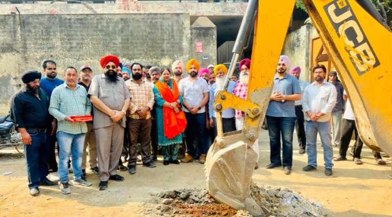 ਵਿਧਾਇਕ ਛੀਨਾ ਨੇ ਵਾਰਡ ਨੰਬਰ 32 ‘ਚ ਸੜਕ ਨਿਰਮਾਣ ਕਾਰਜਾਂ ਦਾ ਕੀਤਾ ਉਦਘਾਟਨ