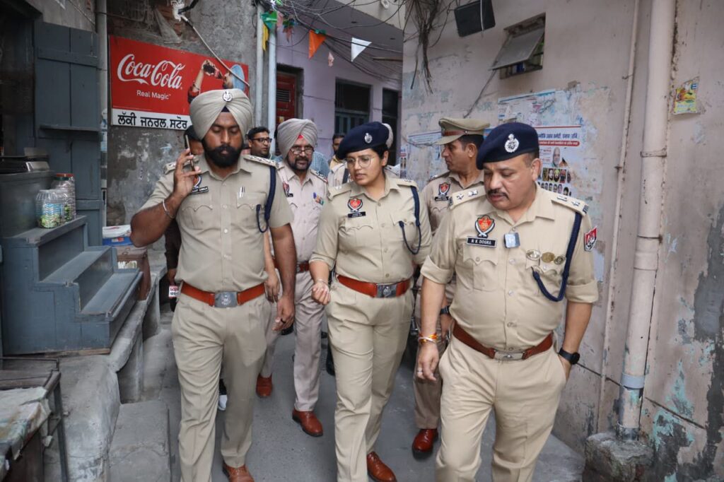 ’ਯੁੱਧ ਨਸ਼ਿਆਂ ਵਿਰੁੱਧ’ ਤਹਿਤ ਸਿਵਲ ਤੇ ਪੁਲਿਸ ਅਧਿਕਾਰੀਆਂ ਵੱਲੋਂ ਬਦਨਾਮ ਨਸ਼ਾ ਤਸਕਰ ਖ਼ਿਲਾਫ਼ ਸਖ਼ਤ ਕਾਰਵਾਈ