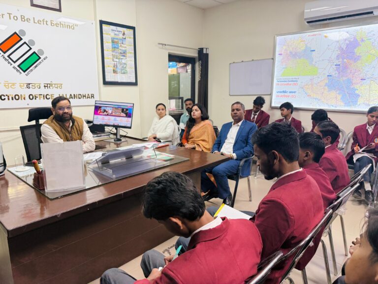 ਚੇਤਨਾ ਵਿੱਦਿਅਕ ਟੂਰ : ਵਿਦਿਆਰਥੀਆਂ ਵੱਲੋਂ ਜ਼ਿਲ੍ਹਾ ਚੋਣ ਦਫ਼ਤਰ ਦਾ ਦੌਰਾ