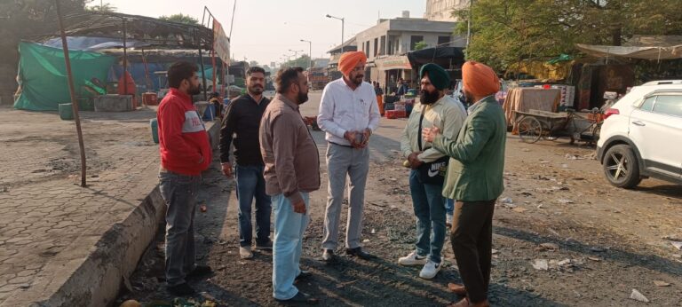 ਫਰੂਟ ਮੰਡੀ ਹਾਦਸੇ ਵਾਲੀ ਥਾਂ ਜਾਇਜ਼ਾ ਲੈਣ ਪਹੁੰਚੇ ਚੇਅਰਮੈਨ ਅਤੇ ਸਕੱਤਰ