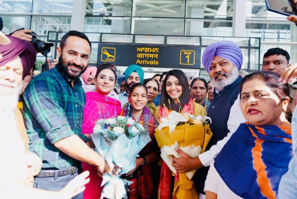 ਪੰਜਾਬ ਸਰਕਾਰ ਨੇ ਮੁਹਾਲੀ ਹਵਾਈ ਅੱਡੇ ਤੇ ਜੱਗ ਜੈਤੂ ਖਿਡਾਰਨਾਂ ਦਾ ਸਵਾਗਤ ਕੀਤਾ
