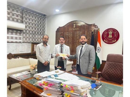 ਹੜ੍ਹ ਪੀੜਤਾਂ ਦੀ ਸਹਾਇਤਾ ਲਈ ਆਕਸਫੋਰਡ ਸਕੂਲ ਨੇ ਡਿਪਟੀ ਕਮਿਸ਼ਨਰ ਨੂੰ ਸੌਂਪਿਆ ਚੈੱਕ