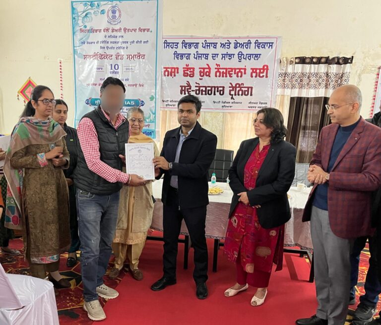 ਡੀ.ਸੀ ਨੇ 24 ਨੌਜਵਾਨਾਂ ਨੂੰ ਡੇਅਰੀ ਫਾਰਮਿੰਗ ਸਰਟੀਫਿਕੇਟ ਸੌਂਪੇ