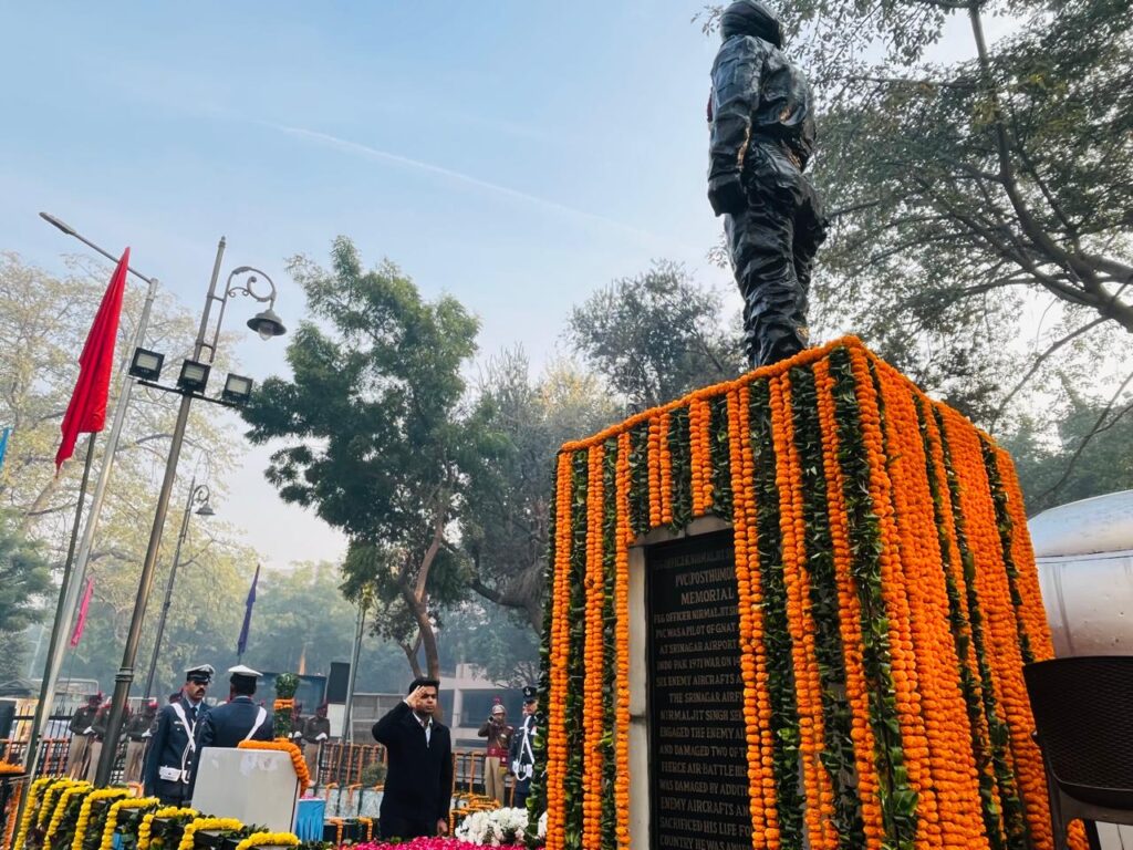 1971 ਦੇ ਯੁੱਧ ਦੇ ਹੀਰੋ ਫਲਾਇੰਗ ਅਫਸਰ ਨਿਰਮਲਜੀਤ ਸਿੰਘ ਸੇਖੋਂ ਨੂੰ ਸ਼ਹੀਦੀ ਦਿਵਸ ਮੌਕੇ ਕੀਤੀ ਸ਼ਰਧਾਂਜਲੀ ਭੇਟ*