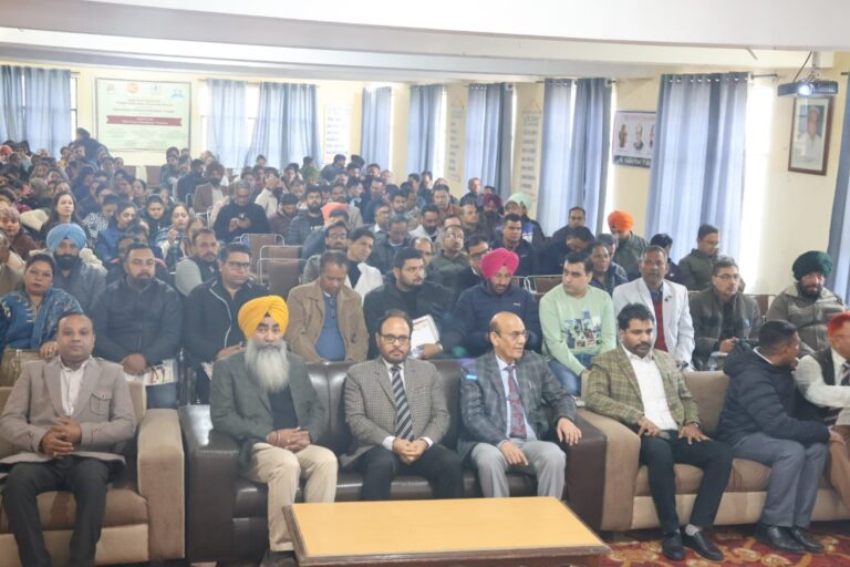 ਸਕਿੱਲ ਸੰਵੇਦਨਸ਼ੀਲਤਾ’ ਵਿਸ਼ੇ ’ਤੇ ਕਰੀਅਰ ਗਾਈਡੈਂਸ ਅਧਿਆਪਕਾਂ ਲਈ ਇਕ ਰੋਜ਼ਾ ਵਰਕਸ਼ਾਪ ਸੈਂਟ ਸੋਲਜਰ ਕਾਲਜ ਆਫ ਲਾਅ ’ਚ ਹੋਈ