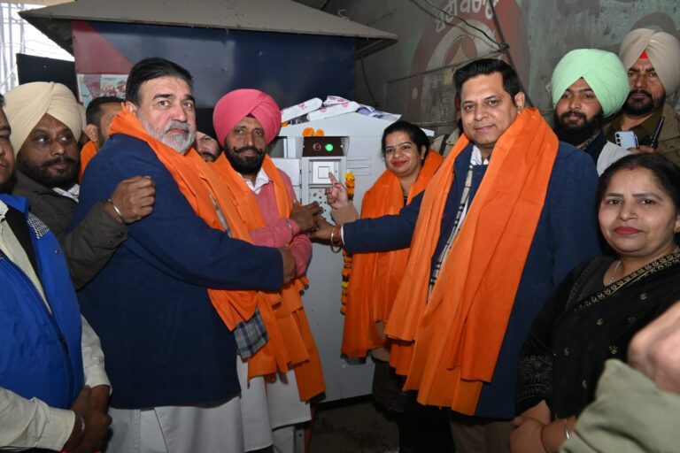 ਬਸਤੀ ਜੋਧੇਵਾਲ ਅਪਗ੍ਰੇਡੇਸ਼ਨ: ਮੇਅਰ ਅਤੇ ਵਿਧਾਇਕਾਂ ਨੇ ਆਟੋਮੇਟਿਡ ਟ੍ਰੈਫਿਕ ਲਾਈਟਾਂ ਕੀਤੀਆਂ ਲਾਂਚ; ਵਸਨੀਕਾਂ ਦੀ ਲੰਬੇ ਸਮੇਂ ਤੋਂ ਲੰਬਿਤ ਮੰਗ ਹੋਈ ਪੂ