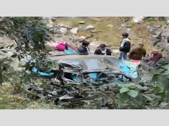 ਸ਼ਰਧਾਲੂਆਂ ਦੀ ਕਾਰ ਖੱਡ ‘ਚ ਡਿੱਗੀ; ਤਿੰਨ ਦੀ ਮੌਤ ਅਤੇ ਪੰਜ ਜ਼ਖਮੀ