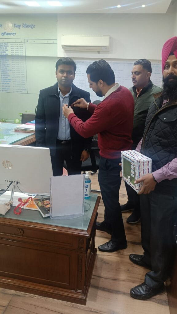 ਲੁਧਿਆਣਾ ‘ਚ ਡਿਪਟੀ ਕਮਿਸ਼ਨਰ ਹਿਮਾਂਸ਼ੂ ਜੈਨ ਦੇ ਝੰਡਾ ਲਗਾਕੇ ਸ਼ਹੀਦ ਪਰਿਵਾਰਾਂ ਲਈ ਫੰਡ ਇਕੱਤਰ ਕਰਨ ਦਾ ਕੀਤਾ ਆਗਾਜ਼