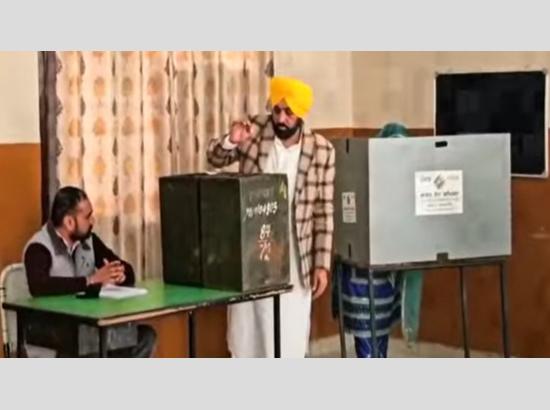 CM ਭਗਵੰਤ ਮਾਨ ਨੇ ਪਾਈ ਵੋਟ, ਅਕਾਲੀ-ਕਾਂਗਰਸ ‘ਤੇ ਸਾਧਿਆ ਨਿਸ਼ਾਨਾ