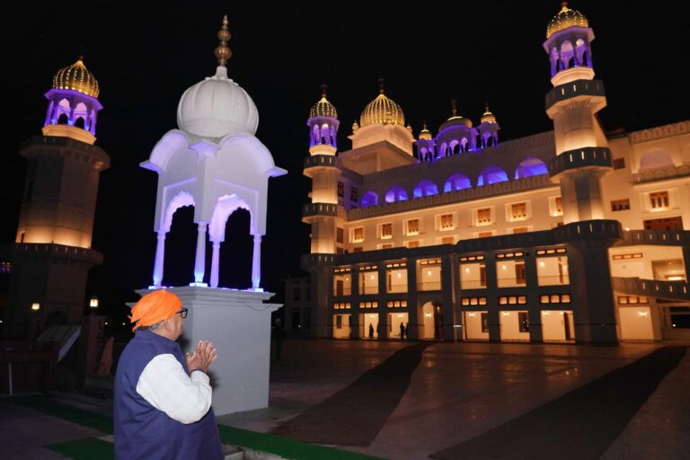 ਪੰਜਾਬ ਦੇ ਰਾਜਪਾਲ ਗੁਰਦੁਆਰਾ ਦਰਬਾਰ ਸ੍ਰੀ ਗੁਰੂ ਗ੍ਰੰਥ ਸਾਹਿਬ ਜੀ ਬੁਲੰਦਪੁਰੀ ਸਾਹਿਬ ਵਿਖੇ ਹੋਏ ਨਤਮਸਤਕ