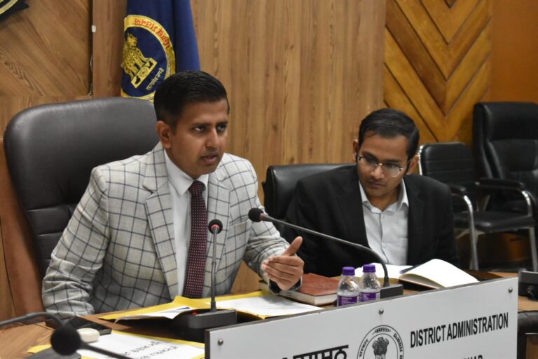 ਜ਼ਿਲ੍ਹਾ ਪ੍ਰਸ਼ਾਸਨ ਵਲੋਂ ਵਿੱਢੀ ਮੁਹਿੰਮ ’ਚ ਪਲਾਟ ਮਾਲਕਾਂ ਦਾ ਸਾਥ, ਪਲਾਟਾਂ ਦੀ ਸਾਫ-ਸਫਾਈ ਦੇ ਨਾਲ-ਨਾਲ ਕਰਵਾਈ ਜਾ ਰਹੀ ਹੈ ਚਾਰਦਿਵਾਰੀ