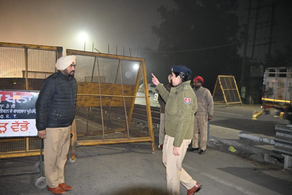 ਐਸ.ਐਸ.ਪੀ ਡਾ. ਦਰਪਣ ਆਹਲੂਵਾਲੀਆ ਵੱਲੋਂ ਰਾਤ ਨੂੰ ਖੰਨਾ ’ਚ ਹਾਈ-ਟੈਕ ਨਾਕੇ ਦਾ ਕੀਤਾ ਅਚਨਚੇਤ ਦੌਰਾ, ਪੁਲਿਸ ਕਰਮਚਾਰੀਆਂ ਨੂੰ ਸਤਰਕਤਾ ਨਾਲ ਡਿਊਟੀ ਨਿਭਾਉਣ ਦੇ ਹੁਕਮ