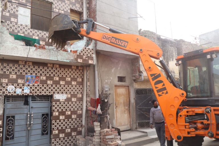 ‘ਯੁੱਧ ਨਸ਼ਿਆਂ ਵਿਰੁੱਧ’; ਰਾਜਨ ਨਗਰ ਵਿਖੇ ਨਸ਼ਾ ਤਸਕਰ ਦੀ ਨਾਜਾਇਜ਼ ਉਸਾਰੀ ਨੂੰ ਢਾਹਿਆ