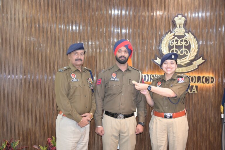 ਐੱਸ.ਐੱਸ.ਪੀ ਡਾ. ਦਰਪਣ ਆਹਲੂਵਾਲੀਆ ਵੱਲੋਂ ਸੀਨੀਅਰ ਸਿਪਾਹੀ ਰੋਹਿਤ ਵਰਮਾ ਨੂੰ ਡੀ.ਜੀ.ਪੀ ਕਮੈਂਡੇਸ਼ਨ ਡਿਸਕ ਨਾਲ ਸਨਮਾਨਿਤ