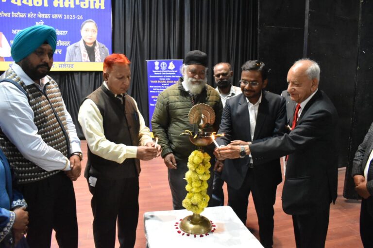 ਬਜ਼ੁਰਗਾਂ ਲਈ ਮੈਡੀਕਲ ਚੈੱਕਅਪ ਕੈਂਪ ਲਾਇਆ