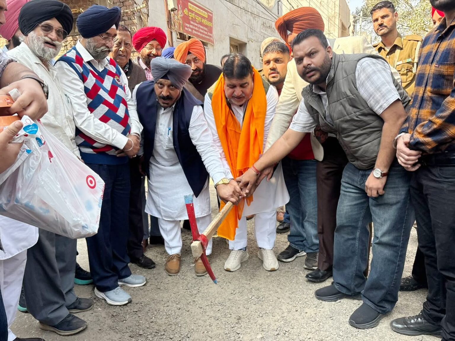 ਵਿਧਾਇਕ ਪਰਾਸ਼ਰ ਨੇ ਸੈਂਟਰਲ ਹਲਕੇ ਵਿੱਚ 3.10 ਕਰੋੜ ਰੁਪਏ ਦੇ ਵੱਡੇ ਸੜਕ ਨਿਰਮਾਣ ਪ੍ਰੋਜੈਕਟਾਂ ਦੀ ਕੀਤੀ ਸ਼ੁਰੂਆਤ