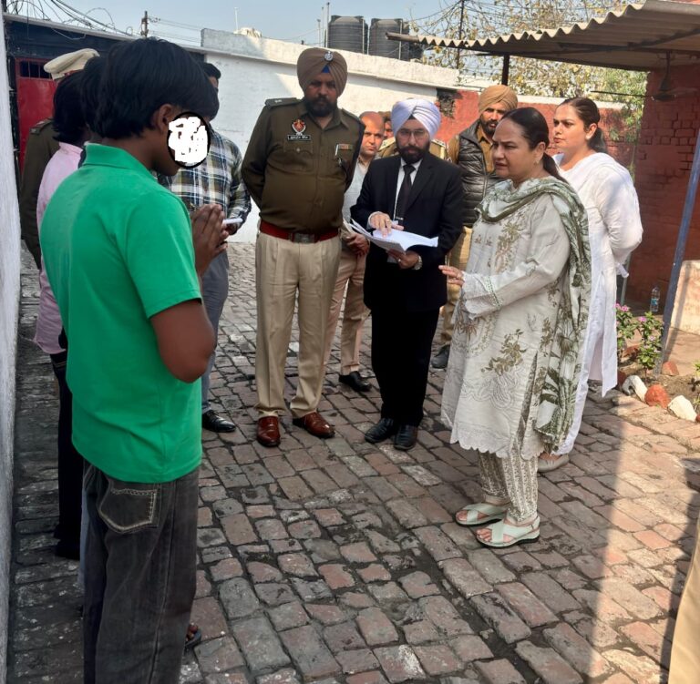 ਜ਼ਿਲ੍ਹਾ ਤੇ ਸੈਸ਼ਨ ਜੱਜ ਨੇ ਕੇਂਦਰੀ, ਬੋਰਸਟਲ ਤੇ ਜਨਾਨਾ ਜੇਲ੍ਹਾਂ ਦੀ ਅਚਨਚੇਤ ਚੈਕਿੰਗ ਕੀਤੀ