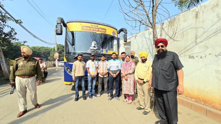ਵਿਧਾਇਕ ਛੀਨਾ ਦੀ ਅਗਵਾਈ ’ਚ ਗਿਆਸਪੁਰਾਂ ਤੋਂ ਸ਼ਰਧਾਲੂਆਂ ਦੀ ਬੱਸ ਰਵਾਨਾ