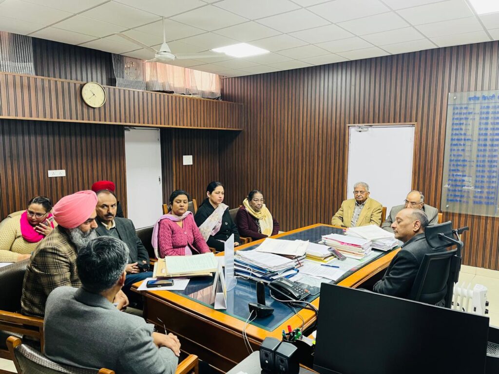 ਏ.ਡੀ.ਸੀ ਰਾਕੇਸ਼ ਕੁਮਾਰ ਨੇ ਸਰਕਾਰੀ ਦਫ਼ਤਰਾਂ ਵਿੱਚ ਸੀਨੀਅਰ ਨਾਗਰਿਕਾਂ ਲਈ ਸਮਰਪਿਤ ਸਹਾਇਤਾ ਕਾਊਂਟਰ ਯਕੀਨੀ ਬਣਾਉਣ ਦੇ ਦਿੱਤੇ ਹੁਕਮ