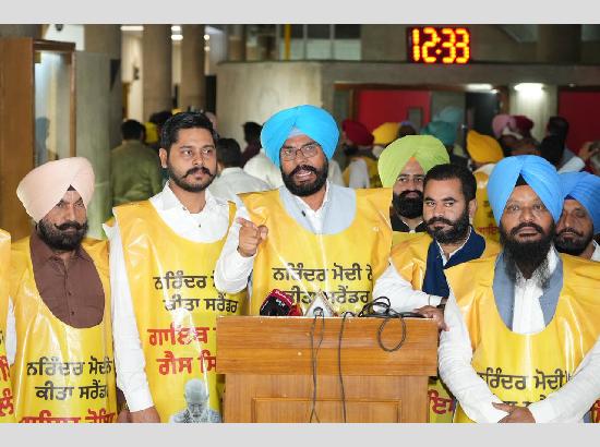 AAP ਵਿਧਾਇਕਾਂ ਨੇ ਐਲਪੀਜੀ ਦੀ ਸਪਲਾਈ ਤੇ ਵੱਧ ਰਹਿਆਂ ਕੀਮਤਾਂ ਦੇ ਵਿਰੋਧ ਵਿੱਚ ਵਿਧਾਨ ਸਭਾ ਦੇ ਬਾਹਰ ਕੀਤਾ ਜ਼ੋਰਦਾਰ ਪ੍ਰਦਰਸ਼ਨ