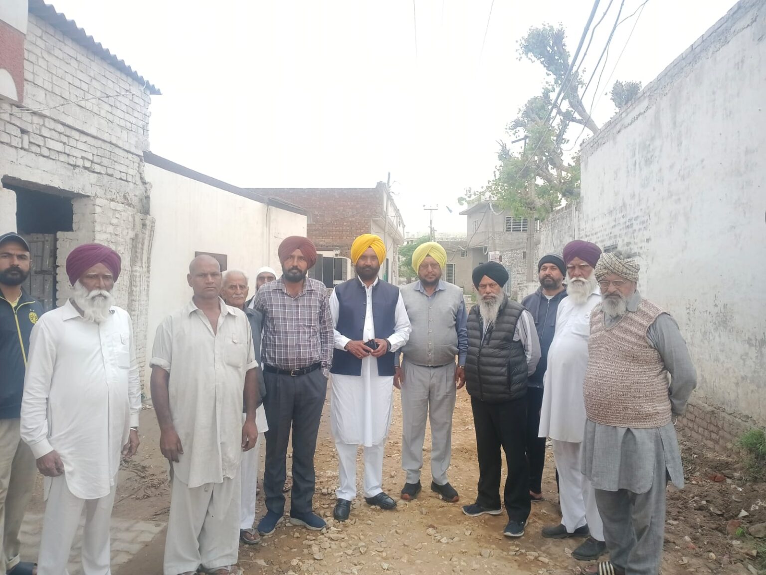 ਭਾਦਲਾ ਉੱਚਾ ਤੋਂ ਭਾਦਲਾ ਨੀਚਾ ਤੱਕ 30 ਲੱਖ ਰੁਪਏ ਦੀ ਲਾਗਤ ਨਾਲ ਬਣ ਰਹੀ ਸੜਕ ਦਾ ਚੇਅਰਮੈਨ ਜਗਤਾਰ ਸਿੰਘ ਗਿੱਲ ਨੇ ਕੀਤਾ ਨਿਰੀਖਣ