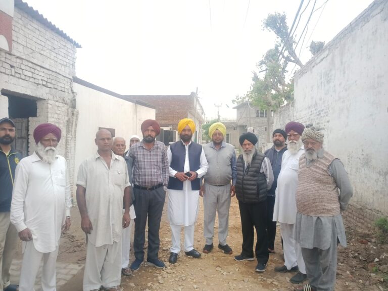 ਭਾਦਲਾ ਉੱਚਾ ਤੋਂ ਭਾਦਲਾ ਨੀਚਾ ਤੱਕ 30 ਲੱਖ ਰੁਪਏ ਦੀ ਲਾਗਤ ਨਾਲ ਬਣ ਰਹੀ ਸੜਕ ਦਾ ਚੇਅਰਮੈਨ ਜਗਤਾਰ ਸਿੰਘ ਗਿੱਲ ਨੇ ਕੀਤਾ ਨਿਰੀਖਣ